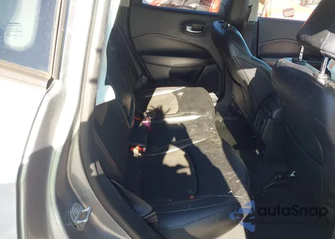 2021 Jeep Compass Latitude 4X4 z USA, uszkodzony, nr VIN 3C4NJDBB6MT601575